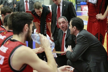 El entrenador del CAI Zaragoza, Andreu Casadevall, da instrucciones a sus jugadores. EFE/Archivo
