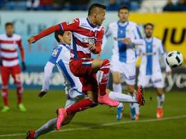 El centrocampista del Leganés César Soriano (i) y el delantero uruguayo del Granada Nicolás Federico López Alonso, durante el partido de ida de dieciseisavos de la Copa del Rey que disputan en el estadio de Butarque, en Leganés. EFE