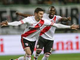 Alario firmó un 'hat trick' para dar la Copa a River. EFE