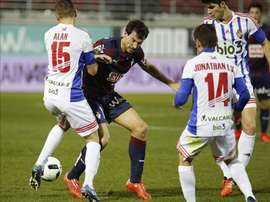 El delantero del Eibar Mikel Arruabarrena (c) disputa un balón con el defensa de la Ponferradina Alan Baró (i) y el centrocampista Jonathan Ruiz (d), durante el partido de dieciseisavos de final de la Copa del Rey que se jugó en el estadio de Ipurúa. EFE