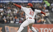 Johnny Cueto, de 29 años, que firmó un contrato por seis temporadas y 130 millones de dólares, vistió por primera vez el uniforme de los Gigantes con el número 47 que será el que llevará a partir de ahora en los campos de las Grandes Ligas. EFE/Archivo
