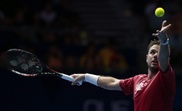 El tenista suizo Stan Wawrinka, de los OUE Singapore Slammers, devuelve la bola durante un partido en la Liga Internacional de Tenis. EFE