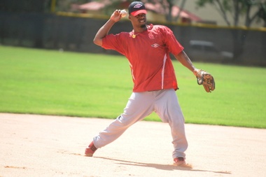 Wilkin Castillo participa de la práctica en un partido de Los Leones del Escogido. EFE/Archivo