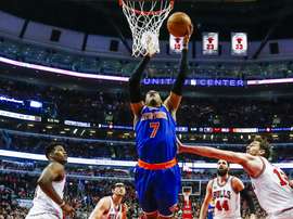 Carmelo Anthony (c), de los New York Knicks, intenta encestar ante la oposición de los jugadores de los Chicago Bulls, Jimmy Butler (i), y Nikola Mirotic (2d), hoy. EFE