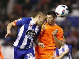 El delantero uruguayo del Deportivo de La Coruña Jonathan Rodríguez (i) disputa un balón con el defensa del Llagostera Aimar (d), durante un partido. EFE/Archivo