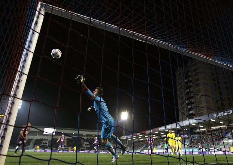 El portero del Eibar Irureta encaja un gol, de la UD Las Palmas, durante el partido de ida de octavos de final de la Copa del Rey que han disputado hoy en el estadio de Ipurua de la localidad guipuzcoana de Eibar.EFE