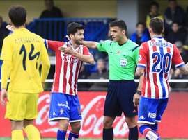 Los jugadores del Sporting, Nacho Cases (2i) y Antonio Sanabria (d), reclaman un gol anuladao, durante el partido frente al Villarreal correspondiente a la decimonovena jornada de Liga de primera división que ambos equipos disputan en el estadio de El Madrigal. EFE