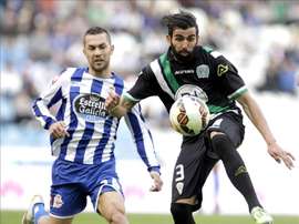 El defensa, ex del Córdoba, José Ángel Crespo (d) controla el balón ante el centrocampista argentino ex del Deportivo de La Coruña Luis Fariña en el estadio de Riazor. EFE/Archivo