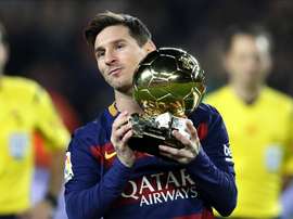 L'attaquant du Barcelona Lionel Messi avec son 5e Ballon d'Or au Camp Nou. EFE
