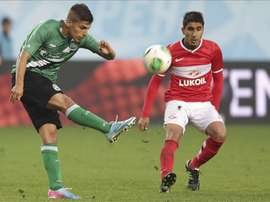 El futbolista Roberto Rodríguez (i) lucha por el control del balón ante Aras Ozbiliz (d). EFE/Archivo
