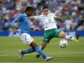 El jugador de Cruz Azul Joao Rojas (i) disputa el balón con Efraín Velarde (d), de León, durante un partido. EFE/Archivo