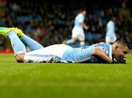 El jugador Sergio Aguero (i) del Manchester en acción en el Etihad Stadium en Manchester (Reino Unido). EFE/Archivo