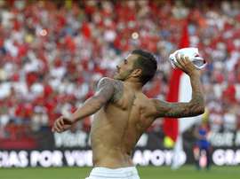 El defensa del Sevilla Diogo Figueiras lanza su camiseta al público al término de un partido, en la pasada temporada de liga. EFE/Archivo