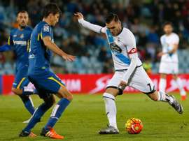 El delantero del Deportivo Lucas Pérez (d) ante el defensa argentino del Getafe Santiago Vergini (i).EFE/Archivo