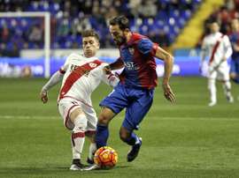 El centrocampista del Levante UD, José Luis Morales (d), disputa un balón con el jugador del Rayo Vallecano, Adrián Embarba. EFE/Archivo