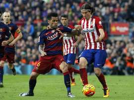 Le défenseur du Barça lutte un ballon avec Filipe Luis, défenseur de l'Atlético de Madrid. AFP