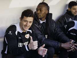 El centrocampista del Rayo Vallecano Francisco Medina Luna Piti (i) y el delantero angoleño Alberto Manucho, durante el partido de la vigésimo tercera jornada de Liga que disputaron en el estadio de Vallecas, en Madrid. EFE