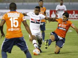 El jugador de Sao Paulo Tiago Mendes Ribeiro (c) disputa el balón con Ciucci Emiliano José (d) de César Vallejo durante un partido de la Copa Libertadores realizado en el estadio Mansiche de Trujillo (Perú). EFE