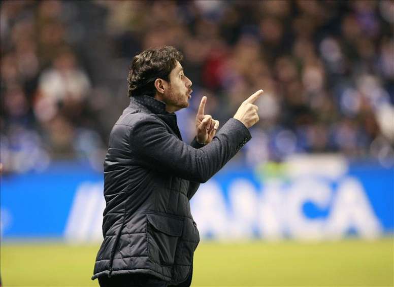 El entrenador del Deportivo Víctor Sánchez del Amo da instrucciones a sus jugadores. EFE/Archivo