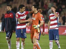 Los jugadores del Granada (i-d) Fran Rico, Ricardo Costa, el portero Andrés Fernández y Lombán abandonan el terreno de juego, tras el partido de Liga en Primera División ante el Real Madrid disputado en el estadio Nuevo Los Cármenes, en Granada. EFE/Archivo