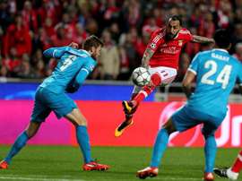 El jugador Mitroglou (c) de Benfica disputa el balón con Nicolas Lombaerts (i) y Ezequiel Garay (d) de FC Zenit durante un partido entre FC Zenit y Benfica de la Liga de Campeones de la UEFA, que se disputó en el estadio Luz, en Lisboa (Portugal). EFE