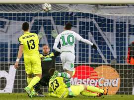 El jugador del Wolfsburgo Julian Draxler (c) anota el segundo gol de su equipo durante un partido entre Gante y Wolfsburgo por los octavos de final de la Liga de Campeones de la UEFA, en el estadio Ghemlanco Arena de Gante (Bélgica). EFE