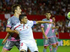 El centrocampista del Sevilla, José Antonio Reyes (d), protege el balón ante el defensa del Rayo Vallecano, Diego Javier Llorente, durante el encuentro correspondiente a la sexta jornada de primera división, que disputaron en el estadio Sánchez Pizjuán, en Sevilla. EFE/Archivo