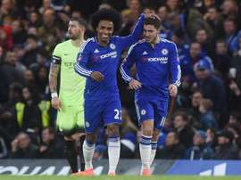 Los jugadores del Chelsea Willian (c) y Eden Hazard celebran un gol durante el partido de la FA Cup que han jugado Chelsea y Manchester City en Stamford Bridge, Londres, Reino Unido. EFE/EPA