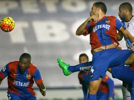 El centrocampista mozambiqueño del Levante Simao Mate (i) intenta un remate ante el Deportivo. EFE/Archivo