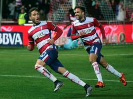 El centrocampista del Granada Rubén Rochina (i) celebra un gol. EFE/Archivo