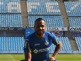El defensa internacional uruguayo Álvaro Pereira, durante su presentación como nuevo jugador del Getafe hasta final de temporada cedido por el Estudiantes de Argentina. EFE