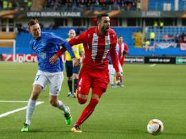 Fredrik Aursnes (i) de Molde ante Vicente Iborra (d) de Sevilla hoy, jueves 25 de febrero de 2016, durante un partido de la Liga Europa en Molde (Noruega). EFE