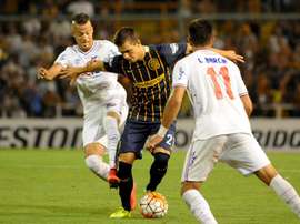 Giovanni Lo Celso (c) plays for Rosario. EFE