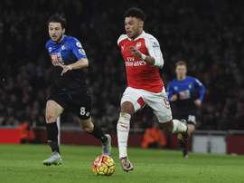 Arsenal are open to sell Alex Oxlade-Chamberlain (R) this summer. EFE/Archivo