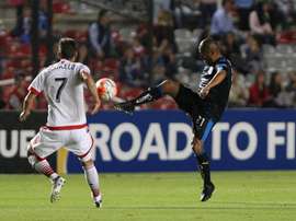 Marco Jimenez (d) de los Gallos Blancos de Querétaro lucha por el balón con Marcelo Sarvas (i) del DC United, en uno de los partidos de la Concacaf. EFE