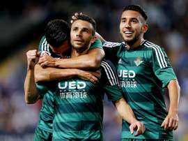 El delantero del Betis Rubén Castro (c) es felicitado por Xavi Torres (i) y Francisco tras marcar un gol durante un partido. EFE/Archivo