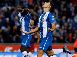 El centrocampista del RCD Espanyol Marco Asensio (d) y el delantero ecuatoriano Felipe Caicedo en el Estadio de Cornellá-El Prat. EFE/Archivo