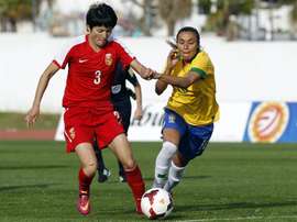 La jugadora de la selección brasileña femenina de fútbol, Marta (d), lucha por el balón con la jugadora de China Wang Shanshan durante un partido. EFE/Archivo