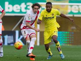 El delantero congoleño del Villarreal Cédric Bakambu (d) pelea un balón con el centrocampista del Rayo Vallecano Raúl Baena en el estadio del Madrigal. EFE/Archivo