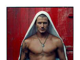 Foto del exfutbolista David Beckham, tomada por Annie Leibovitz en Toledo (España) en 2004, que ha sido subastada hoy en Londres por 15.000 libras con fines benéficos. Se han subastado 27 imágenes de prestigiosos fotógrafos que, en conjunto, narran la vida de Beckham. EFE