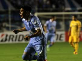 El jugador de Bolivar de Bolivia Erwin Saavedra sale a festejar su gol ante el Boca Juniors de Argentina en el partido de grupos de la Copa Libertadores realizado en el estadio Hernando Siles de La Paz (Bolivia). EFE