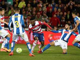 El defensa del Espanyol Álvaro González (2d) y el delantero nigeriano del Espanyol Isaac Success (c) durante el partido de la vigésimo novena jornada de Liga en Primera División que en el estadio Nuevo Los Cármenes, en Granada. EFE