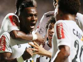 El jugador Hyuri de Atlético Mineiro (i) celebra con sus compañeros la anotación de un gol durante un partido entre Atlético Mineiro de Brasil y Colo Colo de Chile de la Copa Libertadores que se disputa en el Estadio Independencia de Belo Horizonte (Brasil). EFE