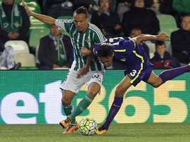 El centrocampista argelino del Betis Foued Kadir (i) pelea un balón con el brasileño Weligton, del Málaga, durante el partido de Liga en Primera División jugado en el estadio Benito Villamarín, en Sevilla. EFE