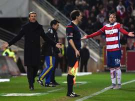 El entrenador del Granada José González (i) junto al defensa portugués Miguel Lopes (d) durante el partido de la vigésimo novena jornada de Liga en Primera División. EFE/Archivo