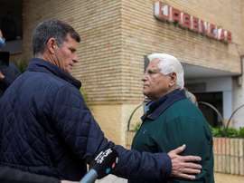 El presidente del club de fútbol de El Palo, Juan Godoy (d), habla con el presidente del club del Alhaurín de la Torre B, Paco Flores (i), a las puertas del hospital Carlos Haya de Málaga al que fue trasladado el jugador del equipo del Alhaurin de la Torre B tras ser apuñalado al término del partido en el campo de fútbol malagueño del Palo. EFE