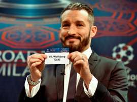 Gianluca Zambrotta, embajador de la final de la Liga de Campeones de Milán 2016, muestra la tarjeta del Vfl Wolfsburgo durante el sorteo de los emparejamientos de la fase de cuartos de final de la Liga de Campeones en la sede de la UEFA en Nyon (Suiza). EFE/Archivo