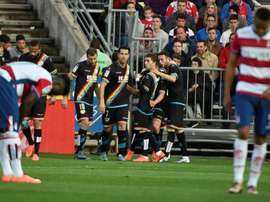 El centrocampista del Rayo Vallecano Pablo Hernández (2d) celebra con sus compañeros el primer gol ante el Granada, durante el partido de la trigésima jornada de la Liga de Primera División que se juega en el estadio Nuevo los Cármenes de Granada. EFE/Archivo