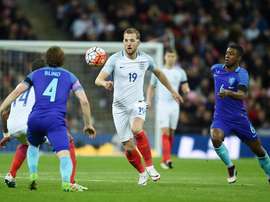 El jugador Harry Kane (c) de Inglaterra en acción hoy, martes 29 de marzo de 2016, durante un partido amistoso internacional entre Inglaterra y Países Bajos en el estadio Wembley en Londres (Reino Unido). EFE