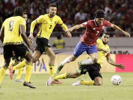 El jugador de Costa Rica Cristian Bolaños (2-i) disputa el balón con Akeem Habdukke (2d) y Michael James (i) de Jamaica durante un partido de la eliminatoria para el Mundial de Fútbol Rusia 2018. celebrado en San José (Costa Rica). EFE